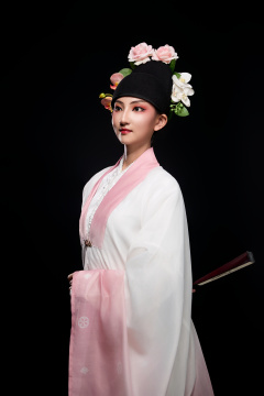 身着粤剧戏曲反串装扮手持折扇的青年女性