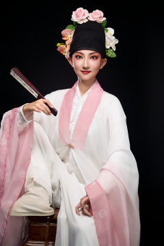 身着粤剧戏曲反串装扮手持折扇的青年女性