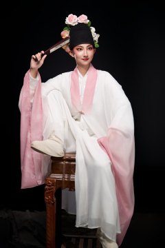 身着粤剧戏曲反串装扮手持折扇的青年女性