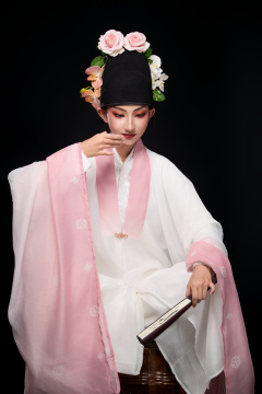 身着粤剧戏曲反串装扮手持折扇的青年女性