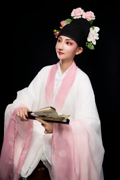 身着粤剧戏曲反串装扮手持折扇的青年女性