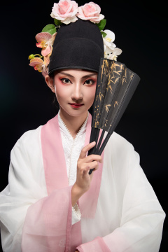 身着粤剧戏曲反串装扮手持折扇的青年女性