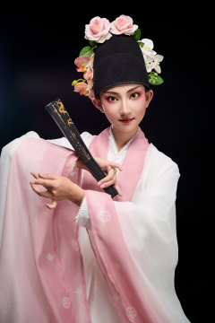 身着粤剧戏曲反串装扮手持折扇的青年女性