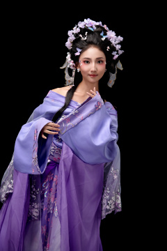 身着中国古典簪花仕女装扮的东方女性