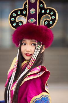 身穿蒙古族不里亚特部落传统服饰的蒙族姑娘