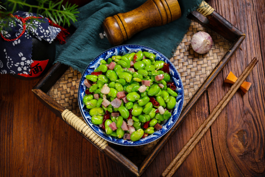 蚕豆仁炒火腿丁