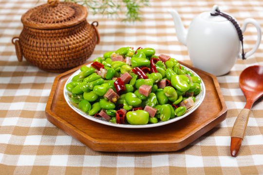 蚕豆仁炒火腿丁