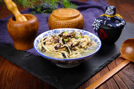 火腿丁煮千张丝