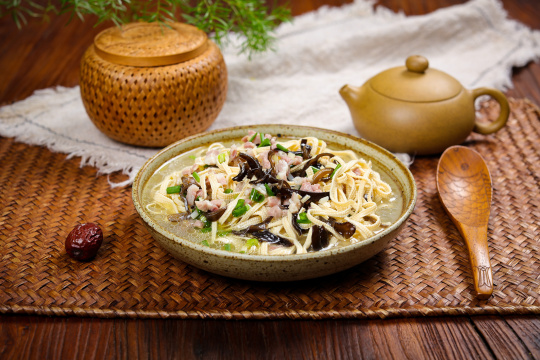 火腿丁煮千张丝