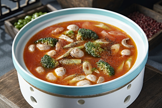 俄式风味番茄红汤西蓝花竹笋炖口蘑