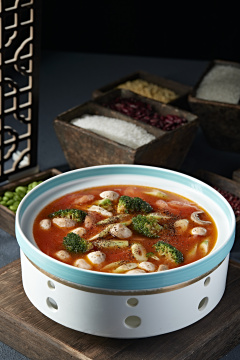 俄式风味番茄红汤西蓝花竹笋炖口蘑