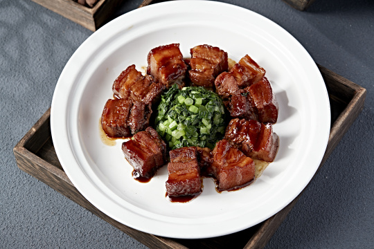 鲜雪里红配红烧五花肉