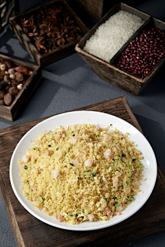 虾仁鸡蛋火腿黄瓜丁炒小米饭