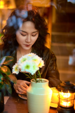 傍晚坐在咖啡店里享受咖啡蛋糕的美女