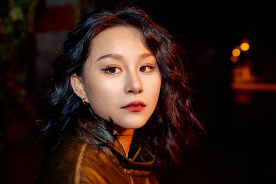 夜色路灯下的忧郁亚洲女性