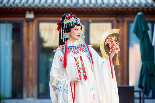 身穿国潮戏曲服饰进行表演的中国美女