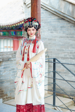 国潮戏曲服饰妆容手持油纸伞的中国美女