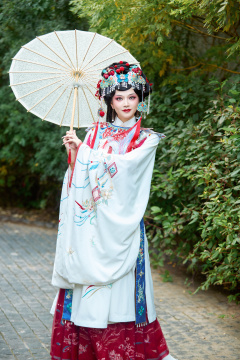 国潮戏曲服饰妆容手持油纸伞的中国美女