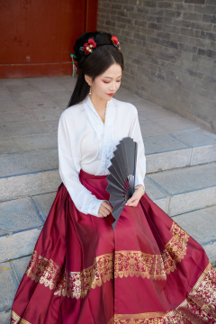 身穿汉服马面裙手持纸扇的东方美女