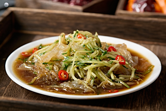 老醋拌黄瓜丝拌海蜇皮