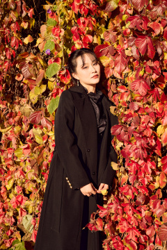 秋天在红叶遍布的河边拍照的亚洲女性