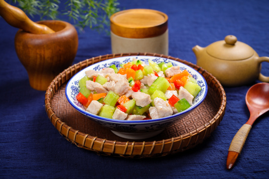 黄瓜胡萝卜炒肉丁