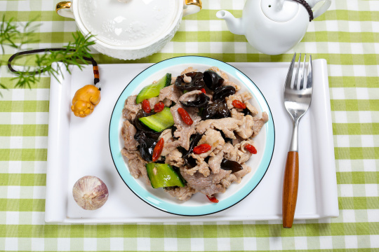 黄瓜木耳枸杞炒肉