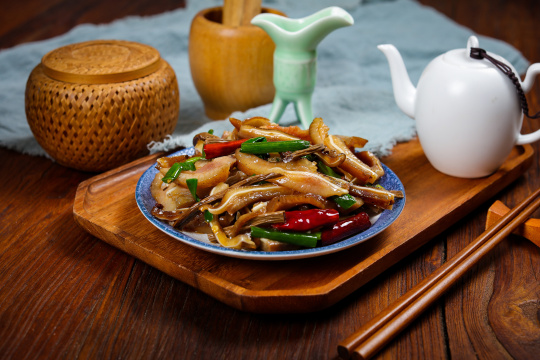 茶树菇炒猪耳朵