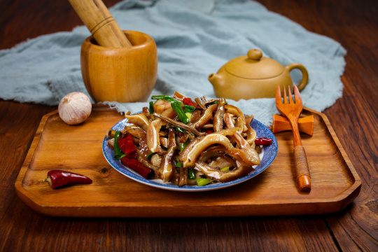 茶树菇炒猪耳朵