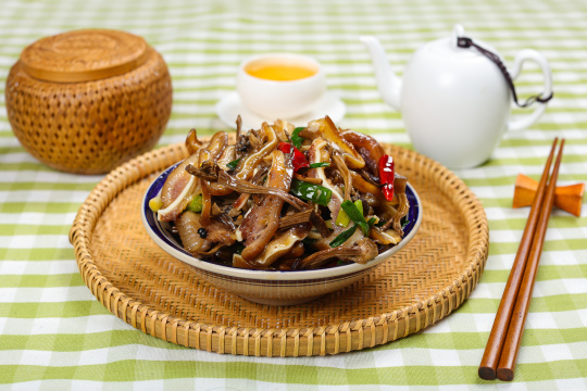 茶树菇炒猪耳朵