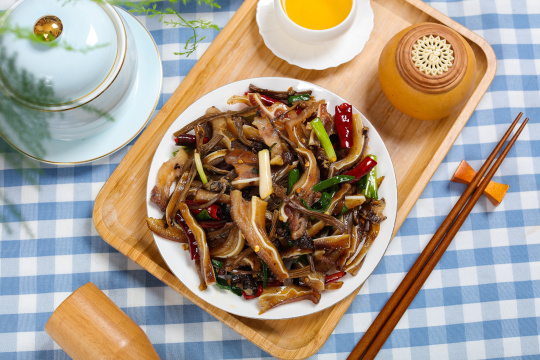 茶树菇炒猪耳朵