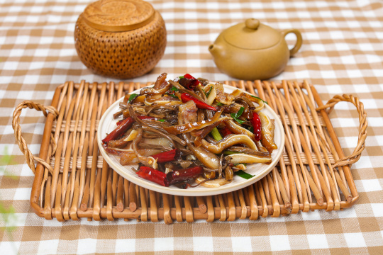 茶树菇炒猪耳朵