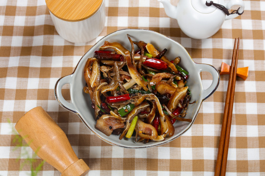 茶树菇炒猪耳朵