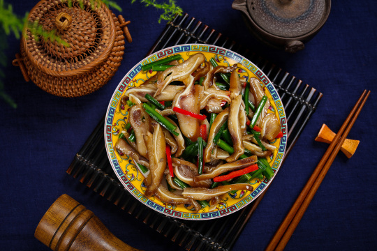 韭菜花炒猪耳朵