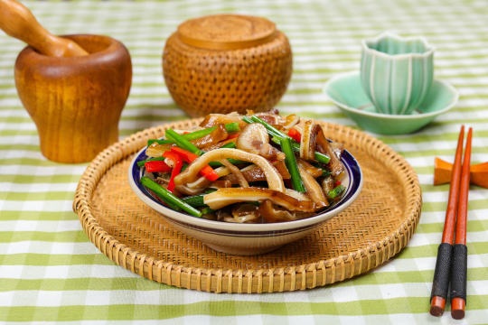 韭菜花炒猪耳朵