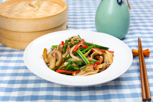 韭菜花炒猪耳朵