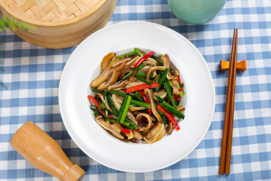 韭菜花炒猪耳朵