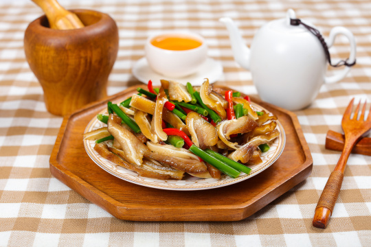 韭菜花炒猪耳朵