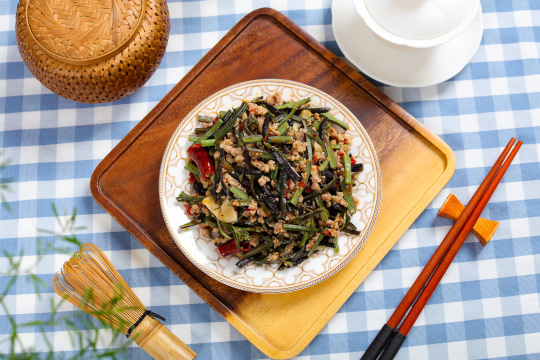 蕨菜炒肉沫
