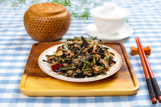 蕨菜炒肉沫