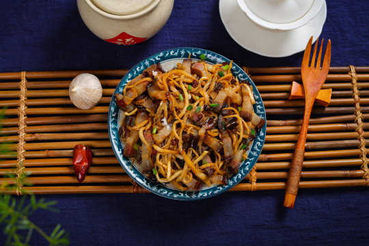 茭白炒烟熏肉丝