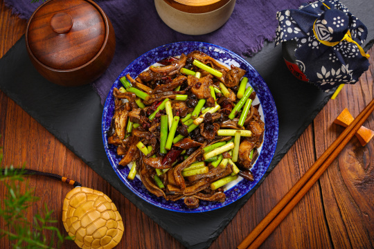 老干妈蒜苔炒猪肚