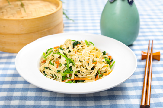 菠菜拌豆腐皮