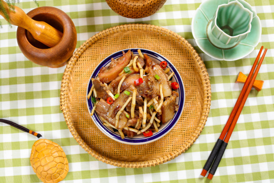 鱼腥草炒猪头肉12