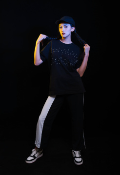 黑色背景下的冷酷女孩