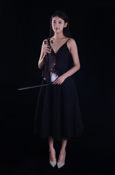 黑色背景里拉小提琴的年轻女性