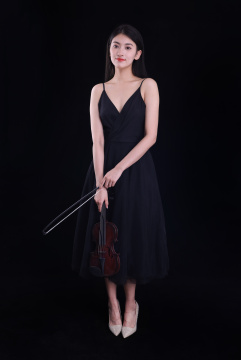 黑色背景里拉小提琴的年轻女性