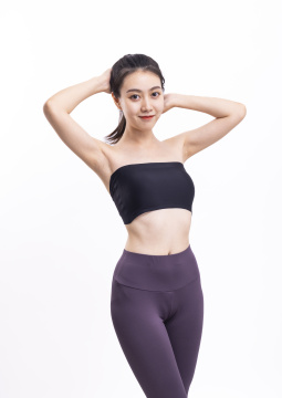 穿着时尚运动服装的美丽女人伸展身体