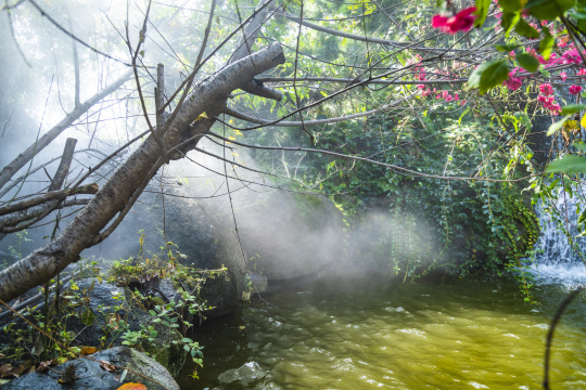 中国天津蓟县盘山风景区山上水流小溪瀑布