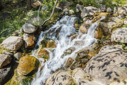 中国天津蓟县盘山风景区山上水流小溪瀑布